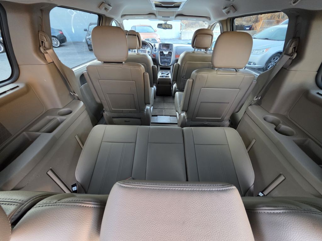 2015 Chrysler Town & Country Image 21