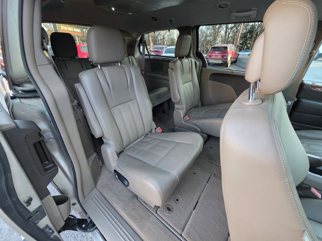 2015 Chrysler Town & Country Image 22