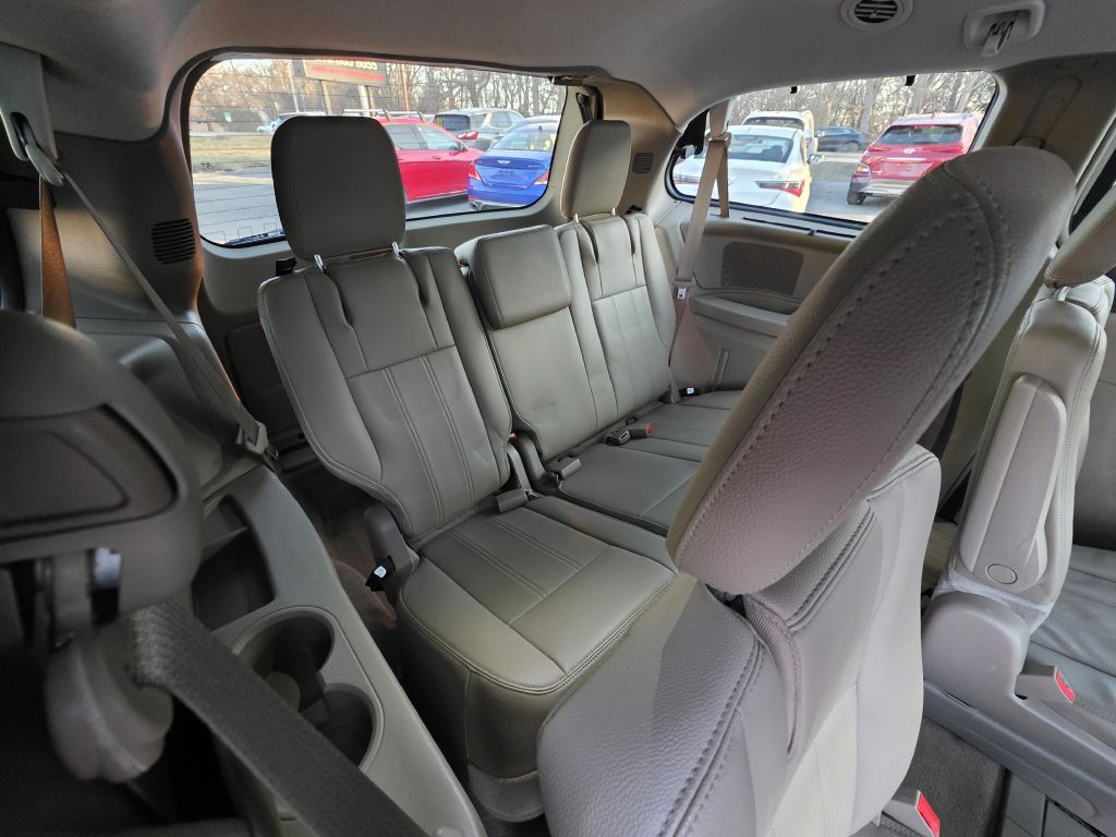 2015 Chrysler Town & Country Image 23