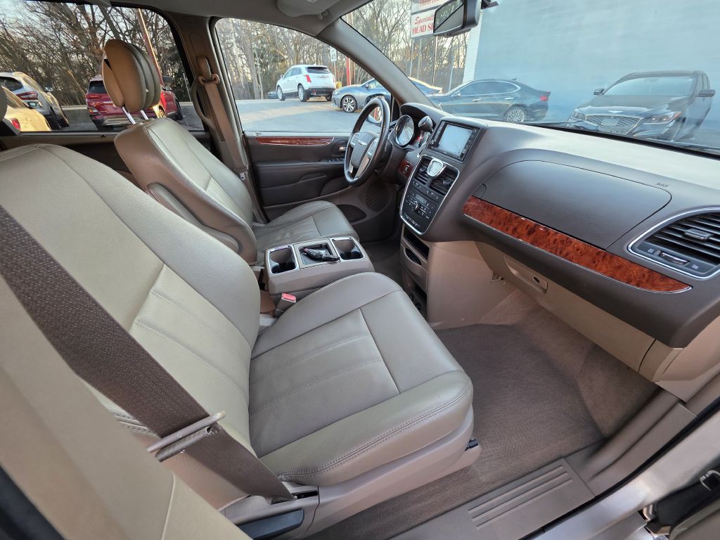 2015 Chrysler Town & Country Image 25
