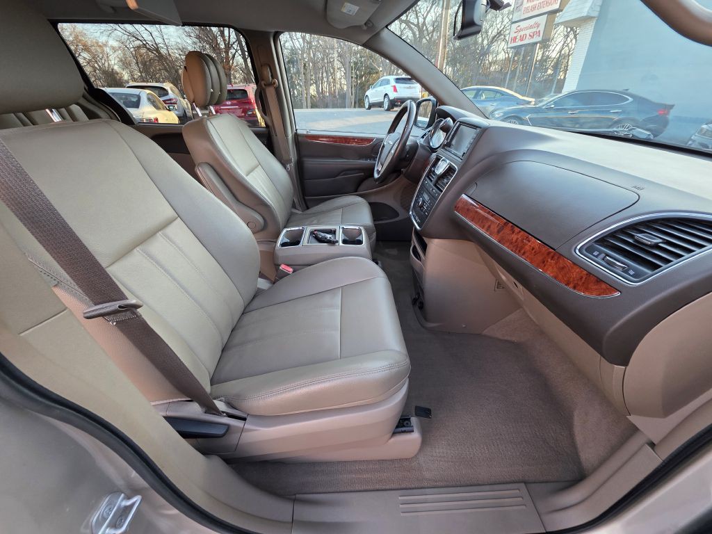 2015 Chrysler Town & Country Image 26