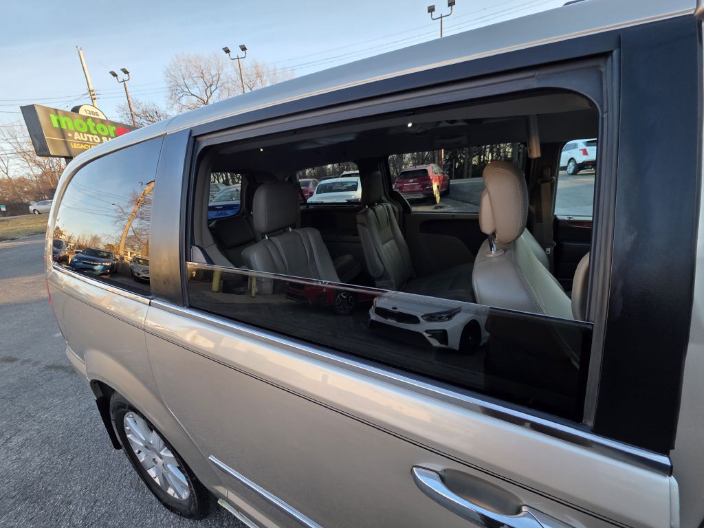 2015 Chrysler Town & Country Image 29