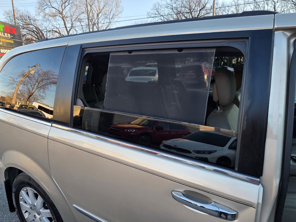 2015 Chrysler Town & Country Image 30