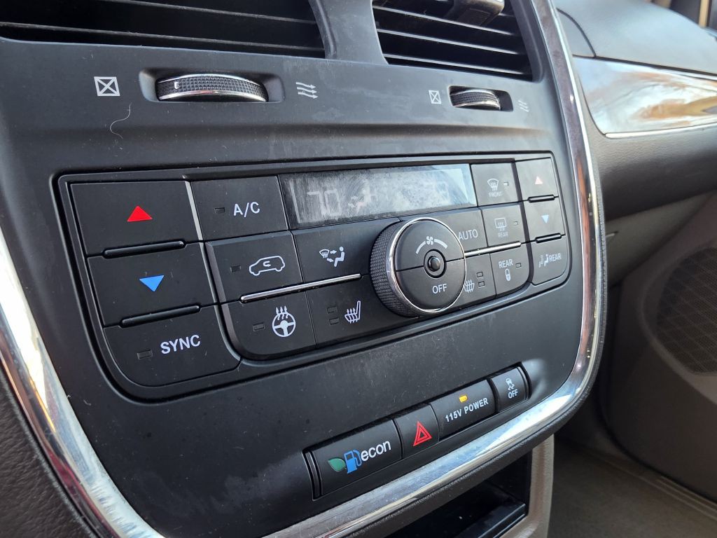 2015 Chrysler Town & Country Image 34