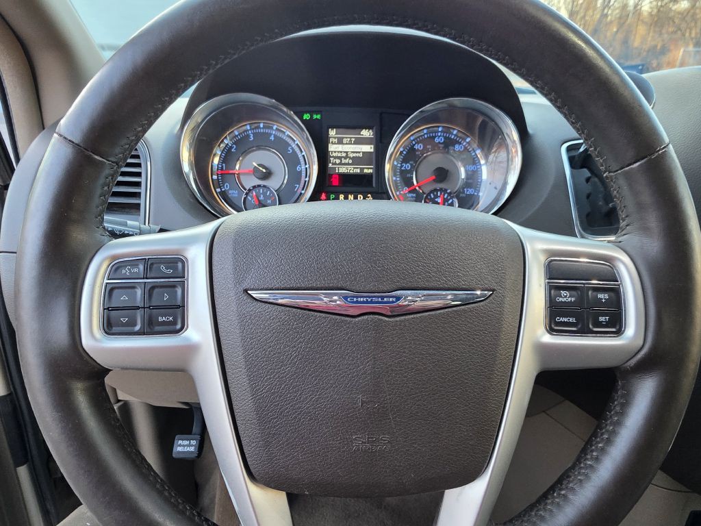 2015 Chrysler Town & Country Image 40