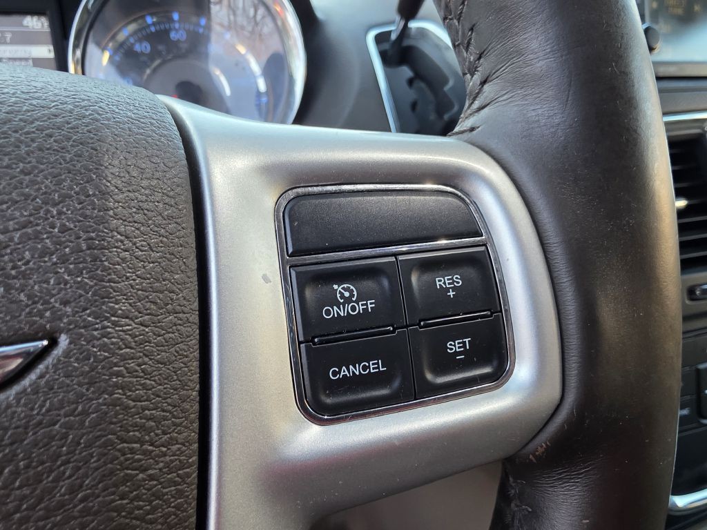 2015 Chrysler Town & Country Image 41