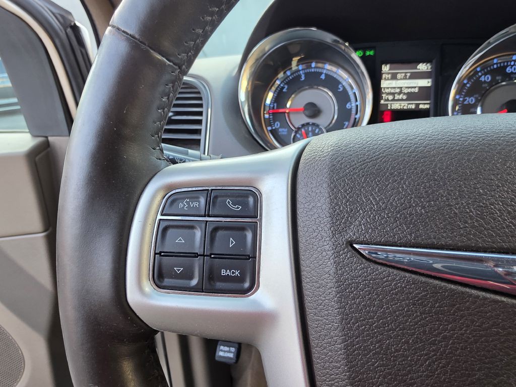 2015 Chrysler Town & Country Image 42