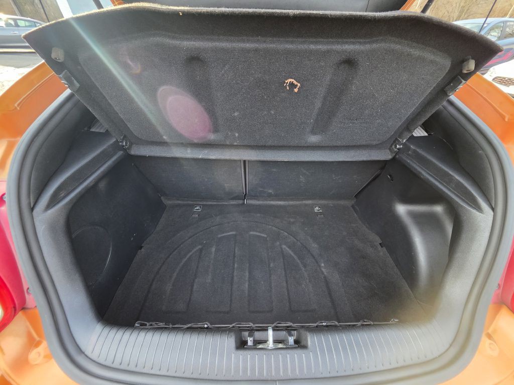 2016 Hyundai Veloster Image 26