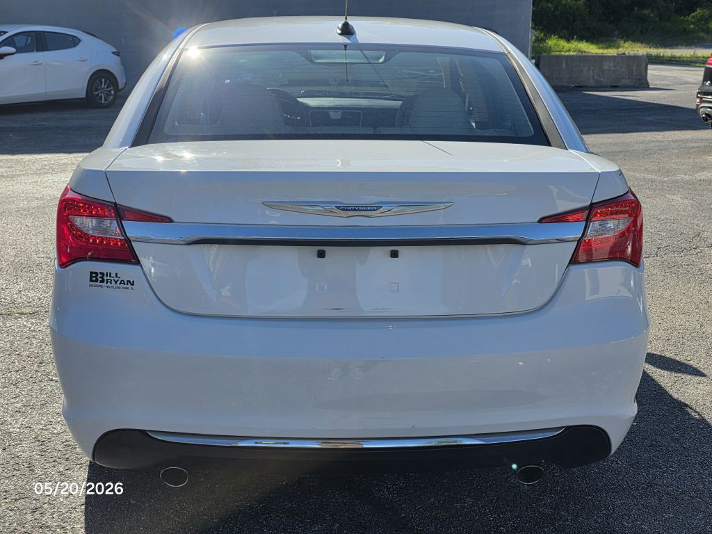 2014 Chrysler 200 Image 8
