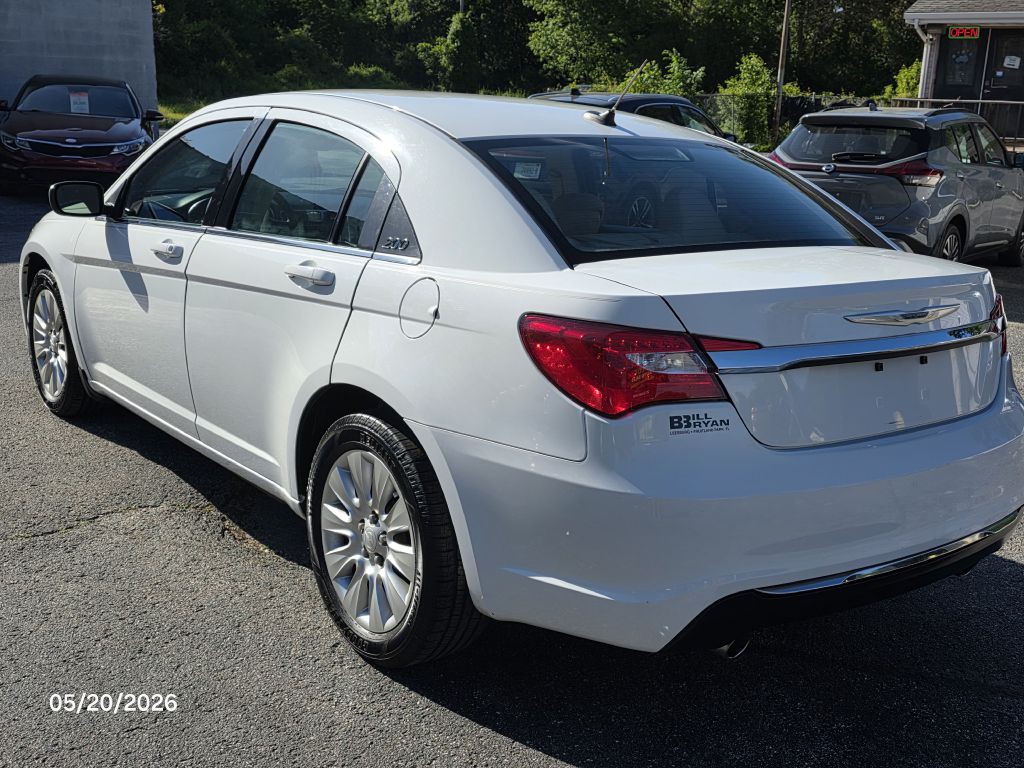 2014 Chrysler 200 Image 9