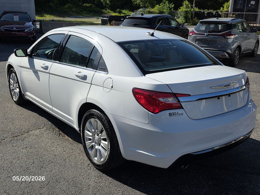 2014 Chrysler 200 Image 10