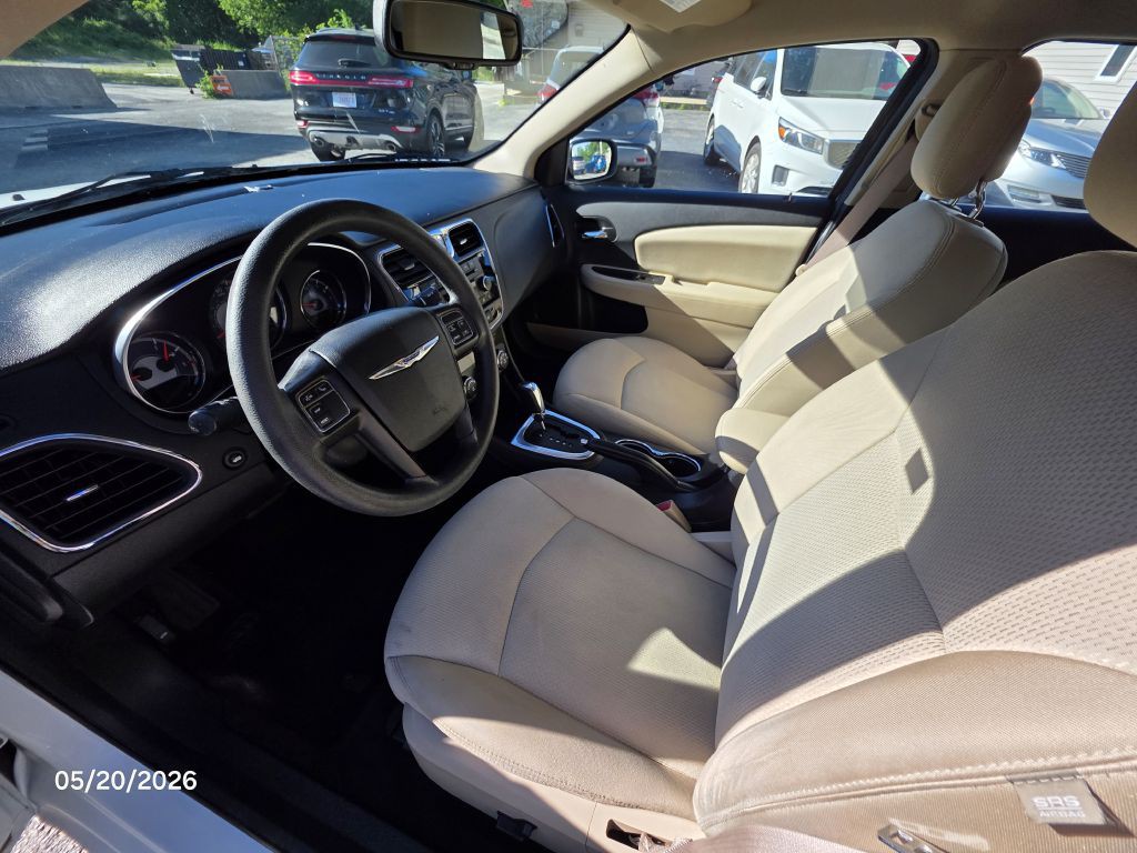 2014 Chrysler 200 Image 12
