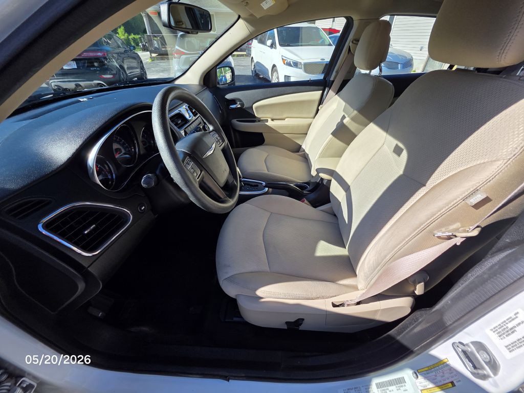 2014 Chrysler 200 Image 13