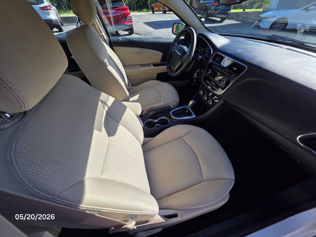 2014 Chrysler 200 Image 17