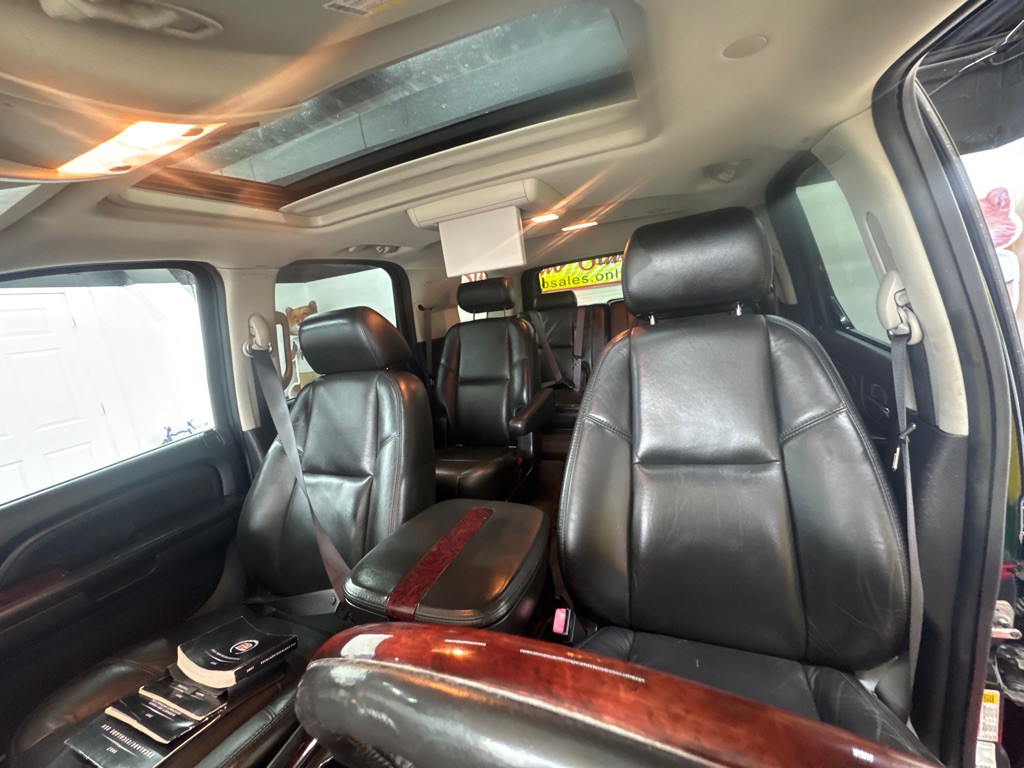 2007 Cadillac Escalade Image 2