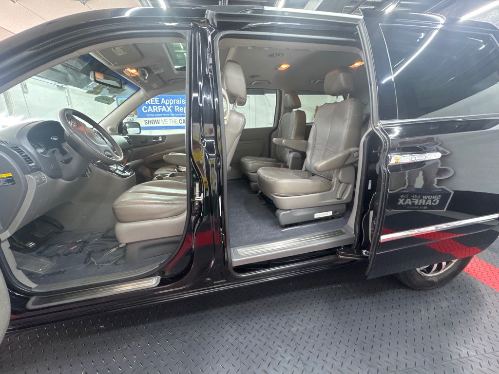 2011 Kia Sedona Image 3