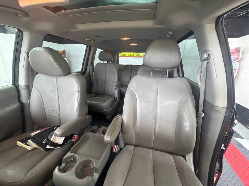 2011 Kia Sedona Image 4