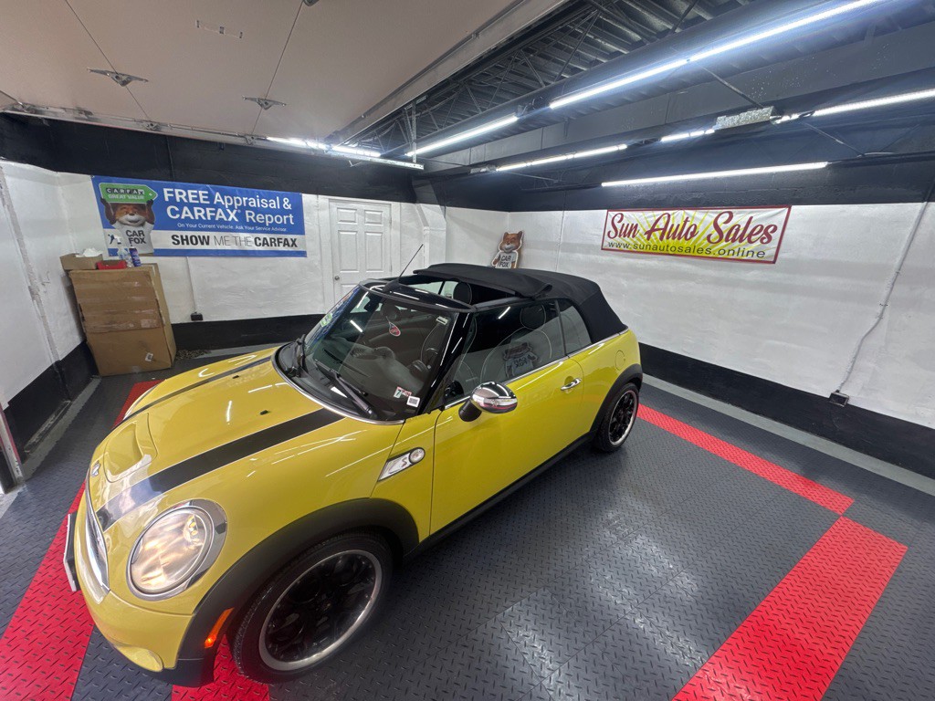 2010 MINI Cooper Image 2