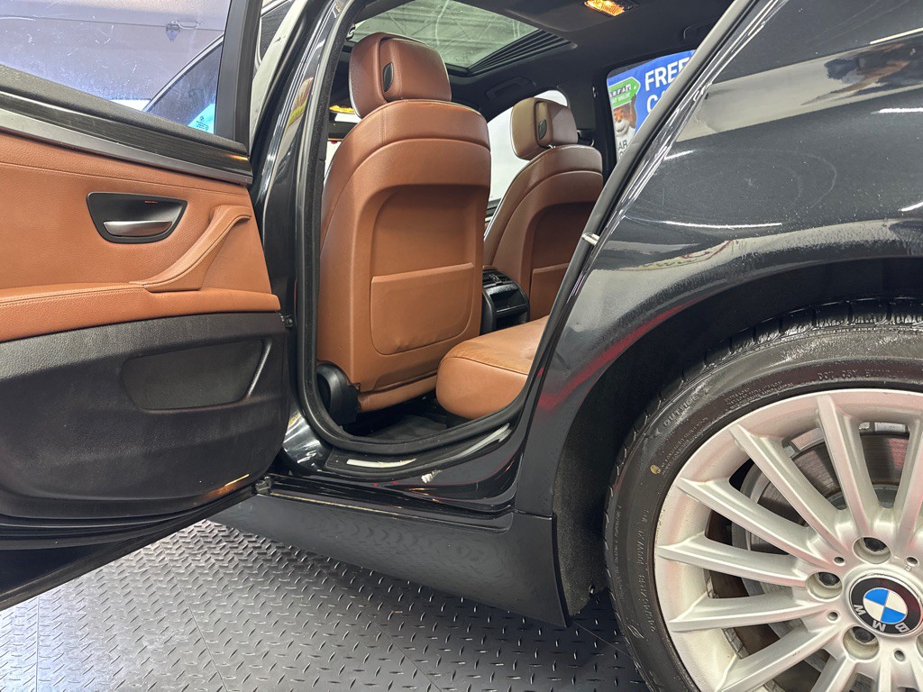 2011 BMW 5 Series Image 10