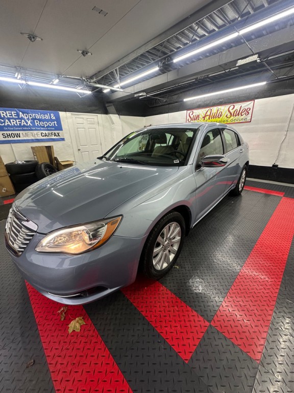 2013 Chrysler 200 Image 2