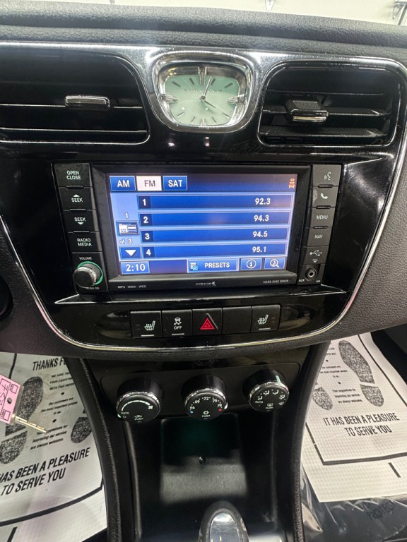 2013 Chrysler 200 Image 16