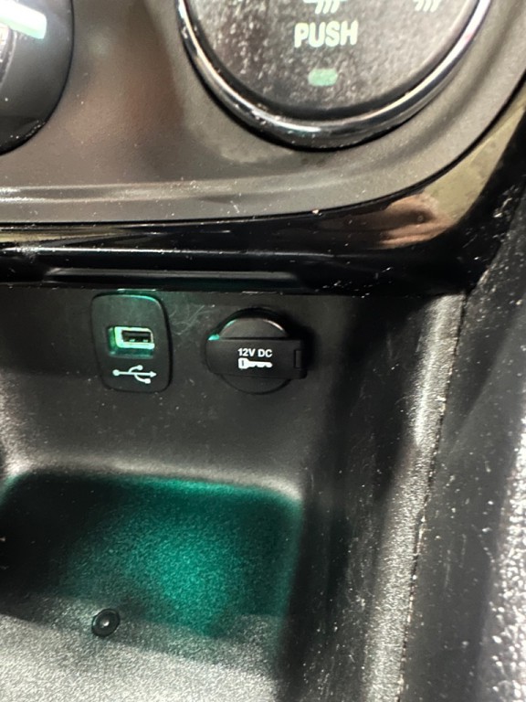 2013 Chrysler 200 Image 17