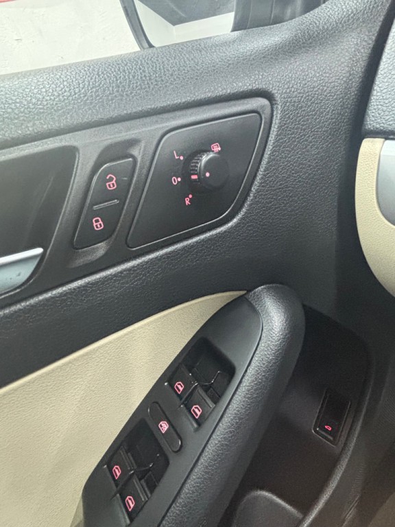 2011 Volkswagen Jetta Image 9