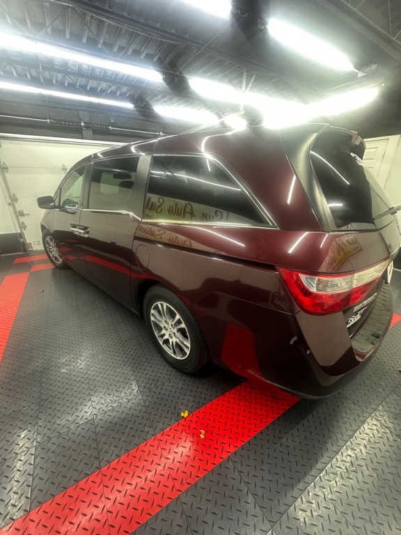 2011 Honda Odyssey Image 2