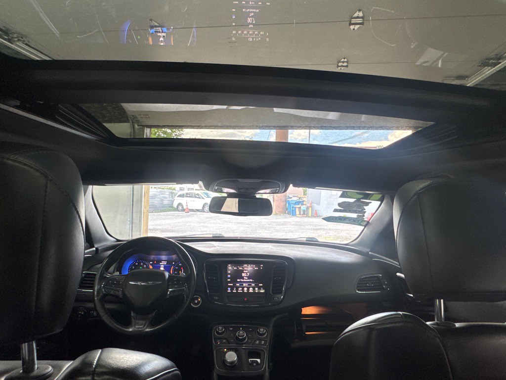 2015 Chrysler 200 Image 2