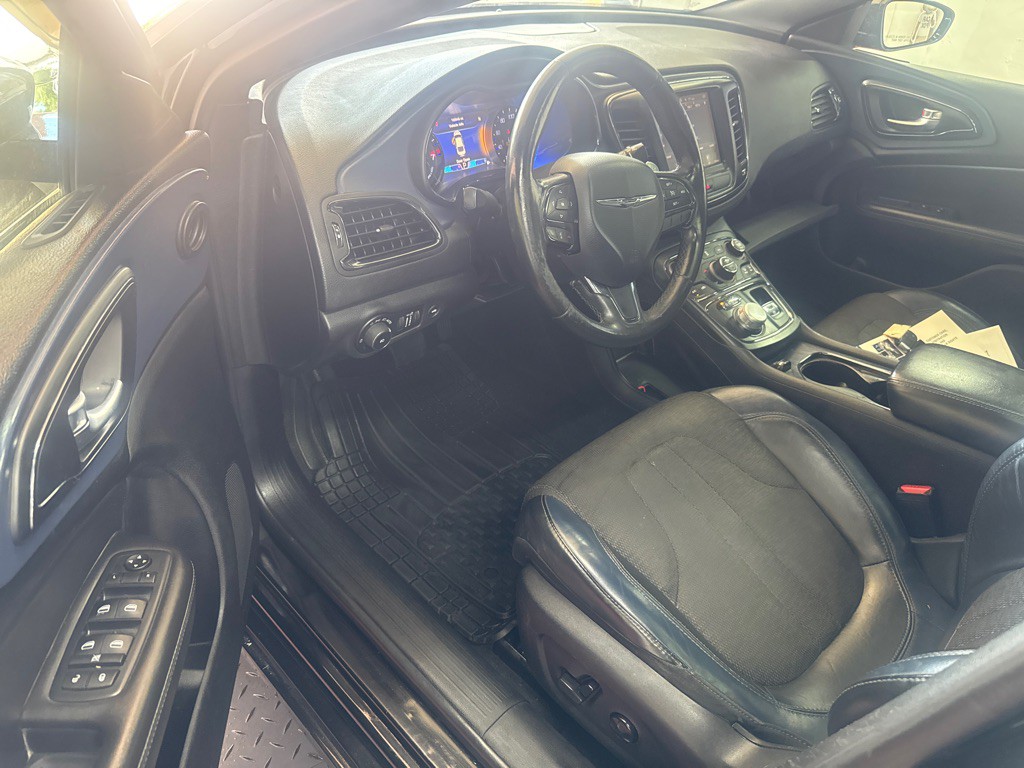 2015 Chrysler 200 Image 9