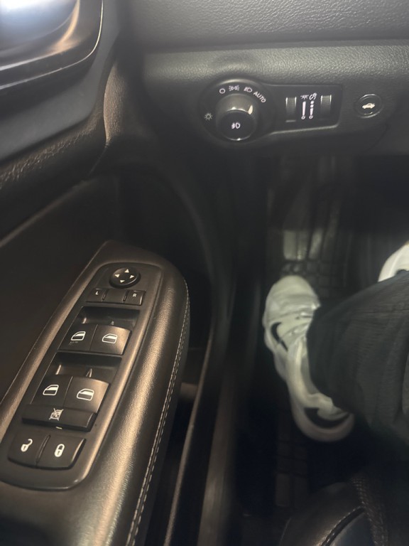 2015 Chrysler 200 Image 12