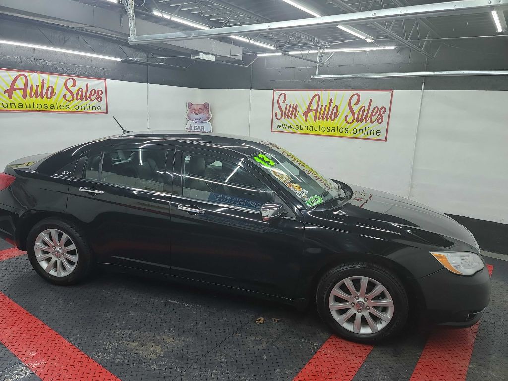 2013 Chrysler 200 Image 1