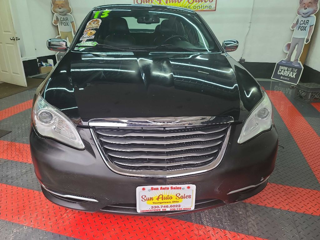 2013 Chrysler 200 Image 2