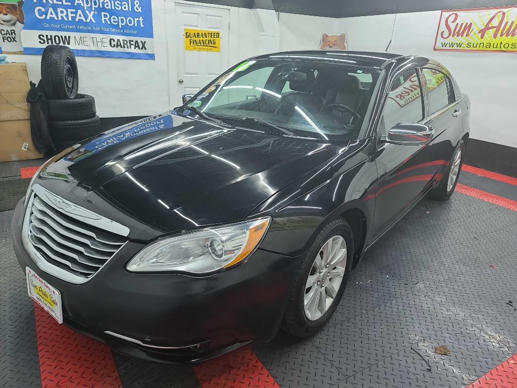 2013 Chrysler 200 Image 3