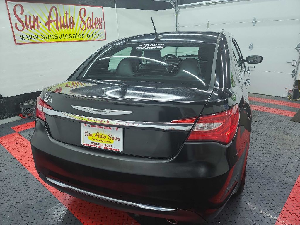 2013 Chrysler 200 Image 4