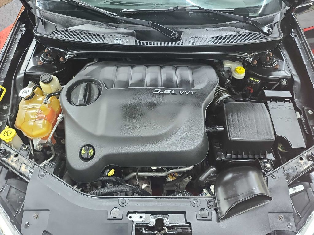 2013 Chrysler 200 Image 5
