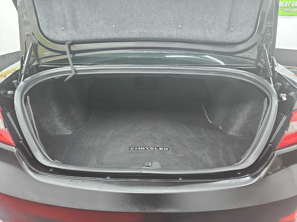 2013 Chrysler 200 Image 6