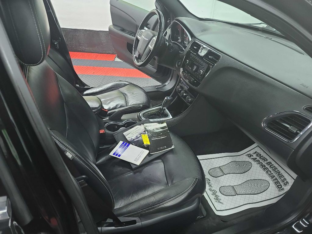 2013 Chrysler 200 Image 9