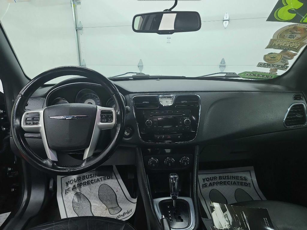 2013 Chrysler 200 Image 13