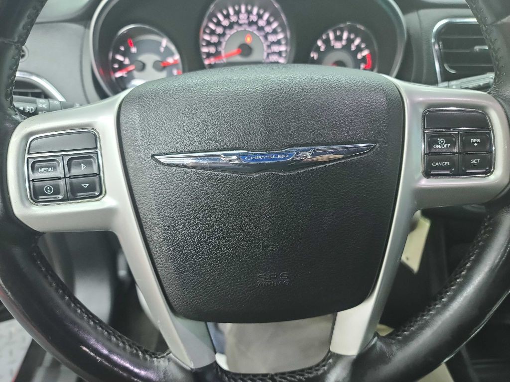2013 Chrysler 200 Image 14