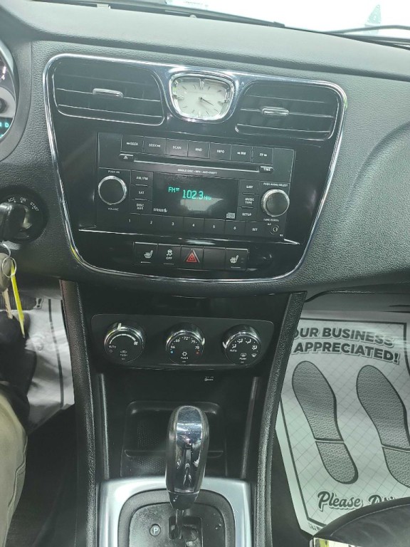2013 Chrysler 200 Image 15
