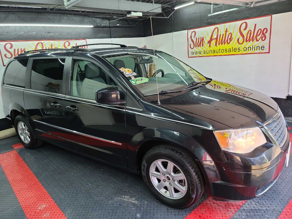 2010 Chrysler Town & Country Image 2