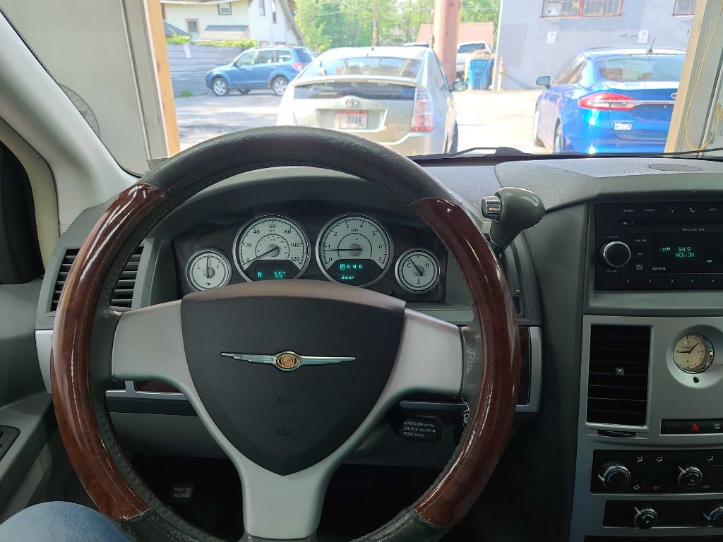 2010 Chrysler Town & Country Image 5