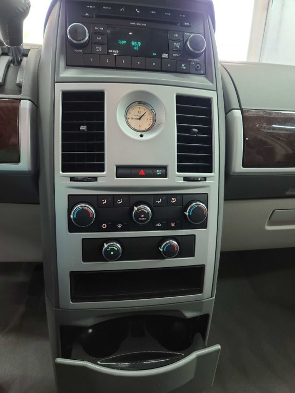 2010 Chrysler Town & Country Image 6