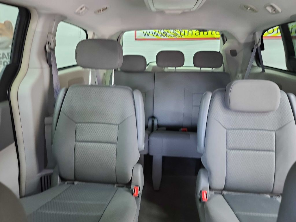 2010 Chrysler Town & Country Image 7