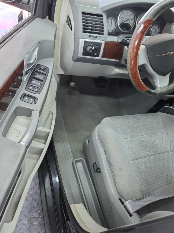 2010 Chrysler Town & Country Image 8