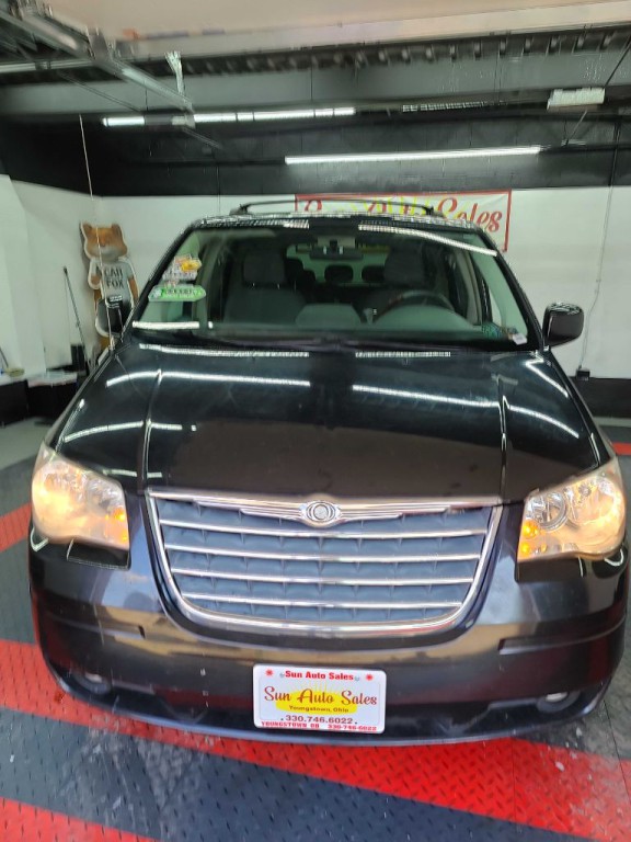 2010 Chrysler Town & Country Image 9