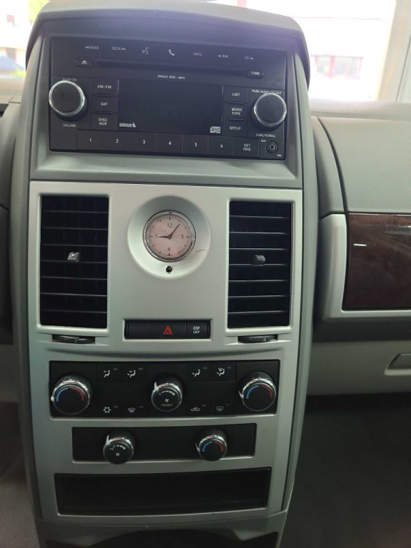 2010 Chrysler Town & Country Image 16