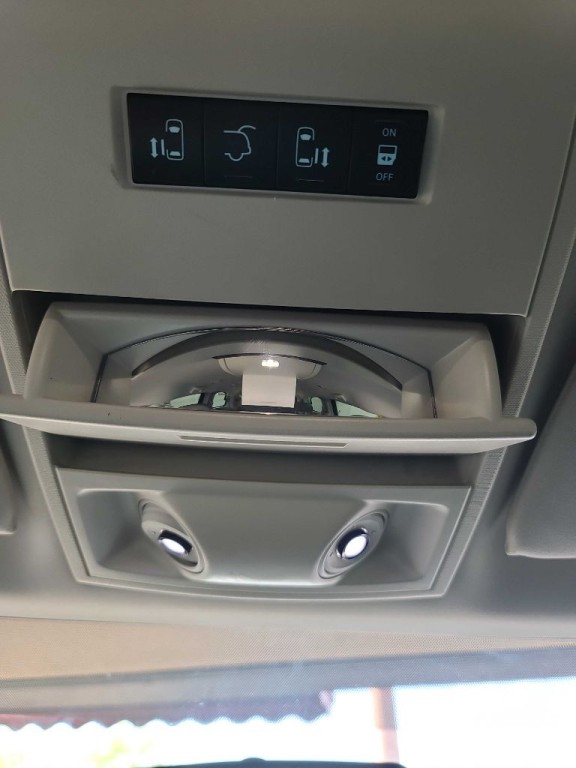 2010 Chrysler Town & Country Image 19