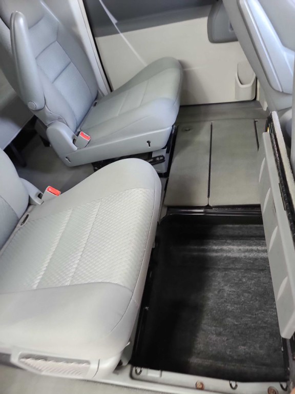 2010 Chrysler Town & Country Image 20